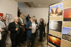Eduard Koči, Marián Vidovenec, Ivan Dorotovič spolu s Ladislavom Hricom počas vernisáže jeho výstavy Výber fotografií. (Foto: Pavol Rapavý)