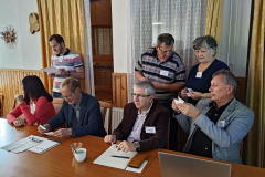 Účastníci 19. zjazdu SAS pri SAV počas hlasovania, na ktoré dohliada volebná komisia: Juraj Škvarka - predseda, Mária Gallová a Patrik Čechvala. (Foto: Rudolf Gális)