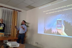 Valentín Korinek a Tomáš Dobrovodský počas prezentácie "Netradičné formy popularizácie astronómie ako odpoveď na výzvy súčasnosti" (Foto: Rudolf Gális)
