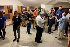 Účastníci konferencie Astronomické Slovensko 2023 počas otvorenia výstavy Farebná hra vesmíru. (Foto: Rudolf Gális)